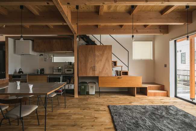 Intérieur en bois avec zone vitrée